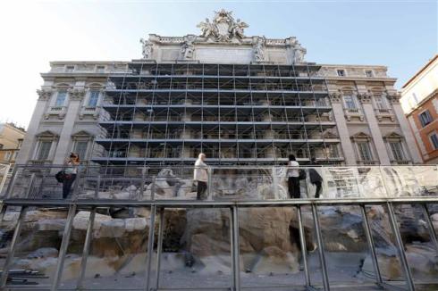 Source: http://www.hurriyetdailynews.com/fendi-unveils-suspended-walkway-over-romes-trevi-fountain.aspx?pageID=238&nID=68511&NewsCatID=385